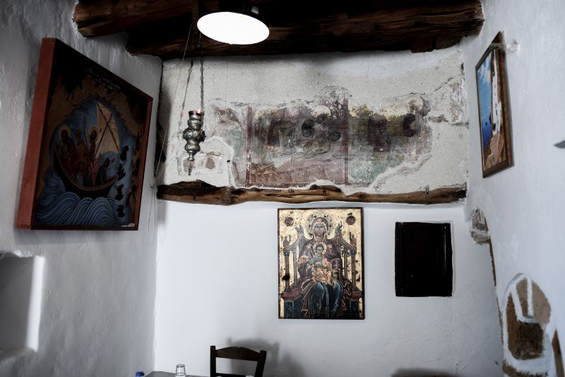 Σύμφωνα με την τοπική παράδοση, η εικόνα της Παναγιάς Χοζοβιώτισσας έφτασε την εποχή της Εικονομαχίας δια θαλάσσης στον όρμο της Αγίας Άννας