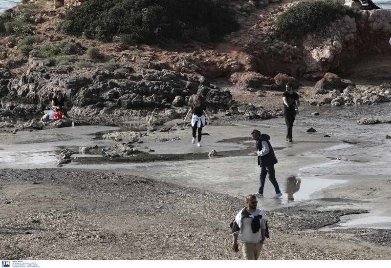 Το φυσικό φαινόμενο της άμπωτης στη θαλάσσια περιοχή στο Καβούρι Αττικής