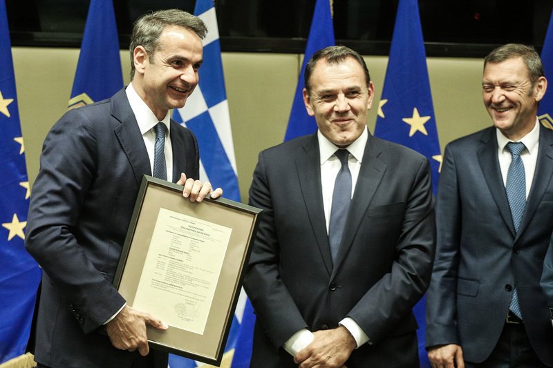 Ο υπουργός Άμυνας Νίκος Παναγιωτόπουλος δώρισε στον Κυριάκο Μητσοτάκη το δελτίο κατάταξής του στην Πολεμική Αεροπορία.
