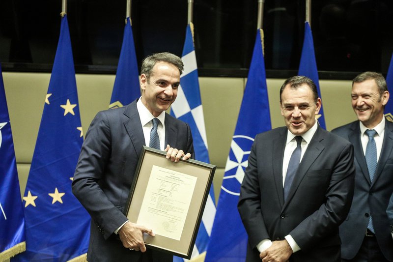 Ο κ. Μητσοτάκης έλαβε μια τιμητική πλακέτα από τον υπουργό Άμυνας, Νίκο Παναγιωτόπουλο με τον θυρεό του Γενικού Επιτελείου Εθνικής Άμυνας