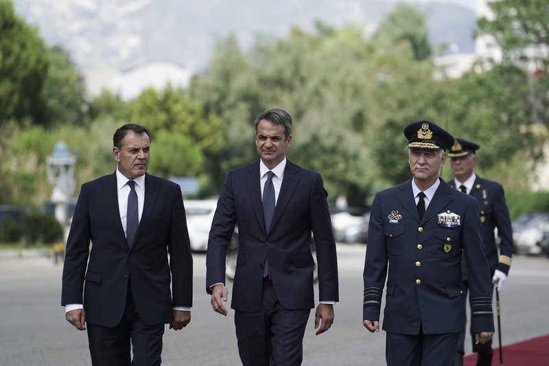 Ο Κυριάκος Μητσοτάκης κατά την επίσκεψή του στο υπουργείο Εθνικής Άμυνας -Αριστερά ο υπ. Αμυνας Ν. Παναγιωτόπουλος, δεξιά ο Α/ΓΕΕΘΑ