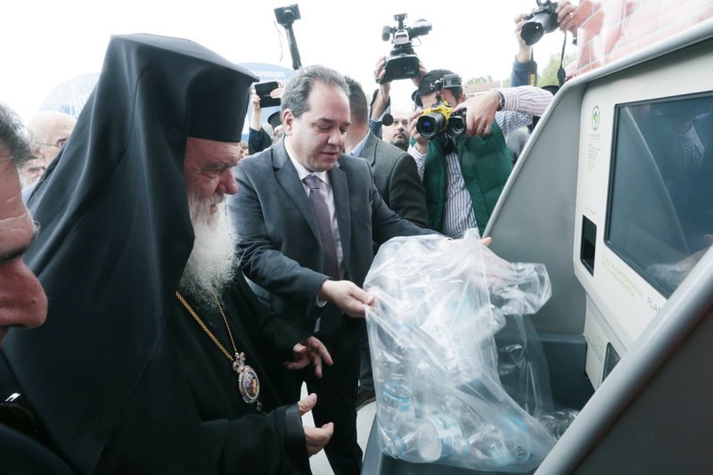 Ο Αρχιεπίσκοπος Ιερώνυμος και ο διοικητής του Αγ. Ορους Κωστής Δήμτσας ανακυκλώνουν σκουπίδια στα εγκαίνια του περιβαλλοντικού πάρκου Ιωαννίνων