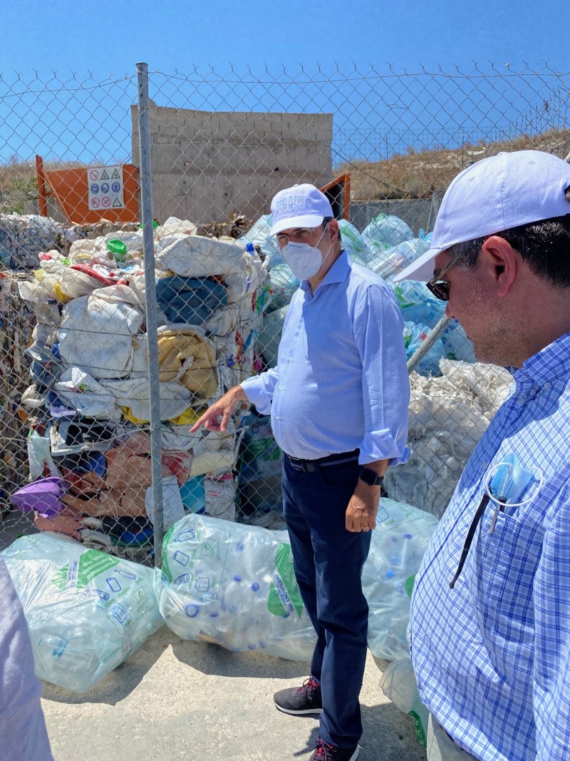 Ο Κωστής Χατζηδάκης μπροστά από σακούλες με μπουκάλια