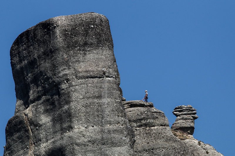 Η θέα από την κορυφή του βράχου των Μετεώρων αποζημιώνει τον αναρριχητή