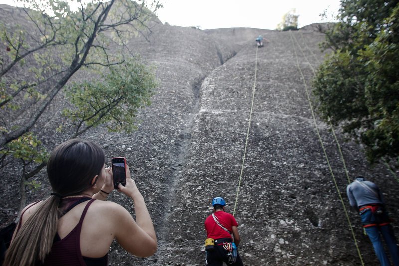 Αναρρριχητές απαθανατίζουν το κατόρθωμά τους - Φωτογραφία: EUROKINISSI/ΘΑΝΑΣΗΣ ΚΑΛΛΙΑΡΑΣ