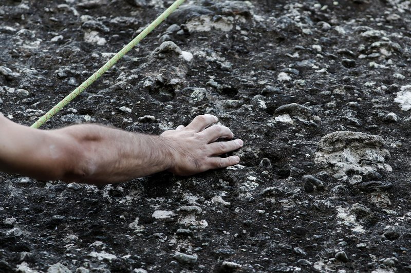 Το πέτρωμα του ψαμμίτη επάνω στο οποίο πρέπει να γαντζωθούν οι τολμηροί αναρριχητές