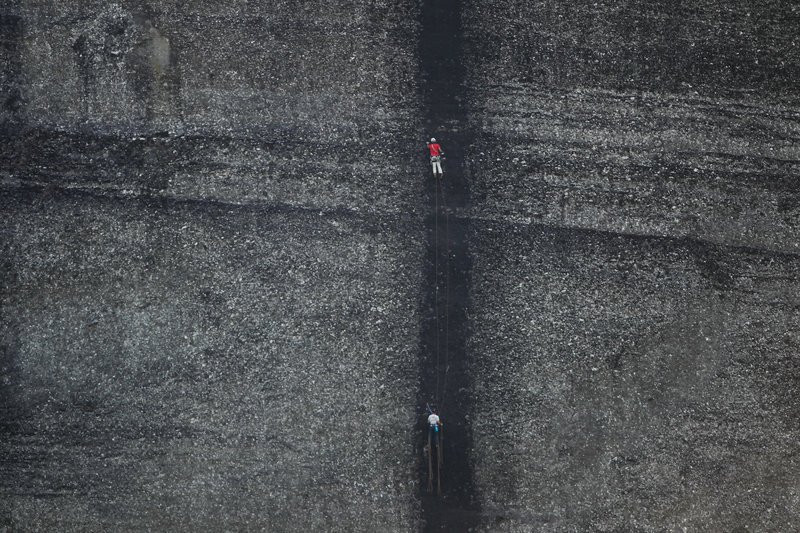 Σαν δυο κουκκίδες οι αναρριχητές που σκαρφαλώνουν στο βράχο των Μετεώρων