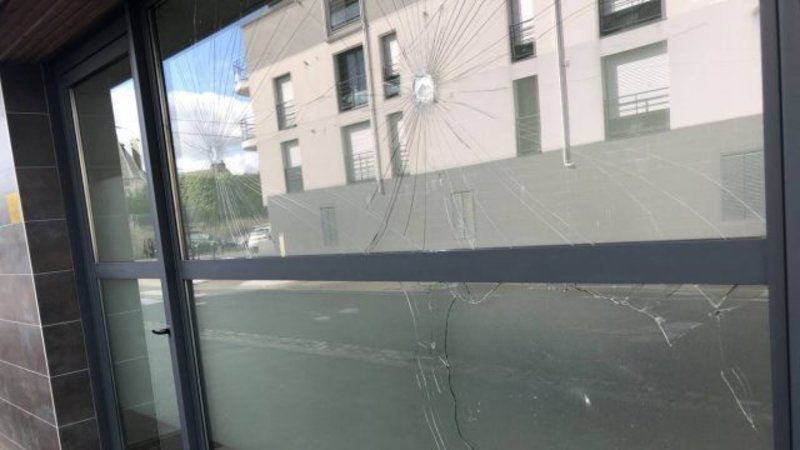 Η πρόσοψη του ελληνικού προξενείου στη Ναντ μετά την επίθεση