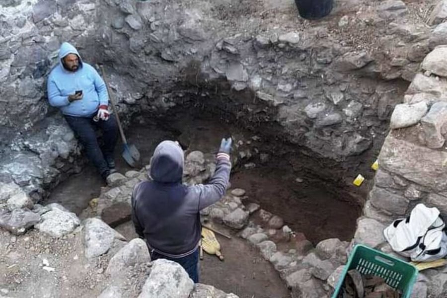 Τρία κτίσματα, ιδιαίτερα ενδιαφέροντα αρχαιολογικά ευρήματα, έφερε στο φως η συνεχιζόμενη ανασκαφή της Εφορείας Αρχαιοτήτων Λέσβου στο κάστρο των Αγίων Θεοδώρων που ταυτίζεται με την Αρχαία Άντισσα, στη δυτική Λέσβο