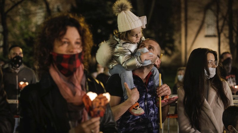 Μικροί και μεγάλοι με μάσκες