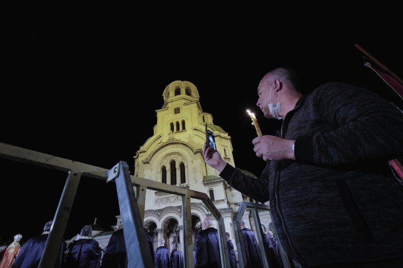 Πιστοί στην Ακολουθία της Αναστάσεως παρά την πανδημία του κορωνοϊού
