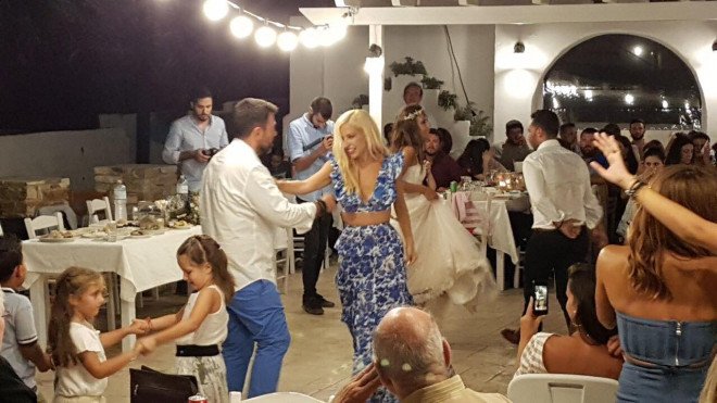 Η Μαρία Αναστασοπούλου με τον σύντροφό της Γιάννη Κολοκυθά στο γάμο της Μαρίας Βούσουλα