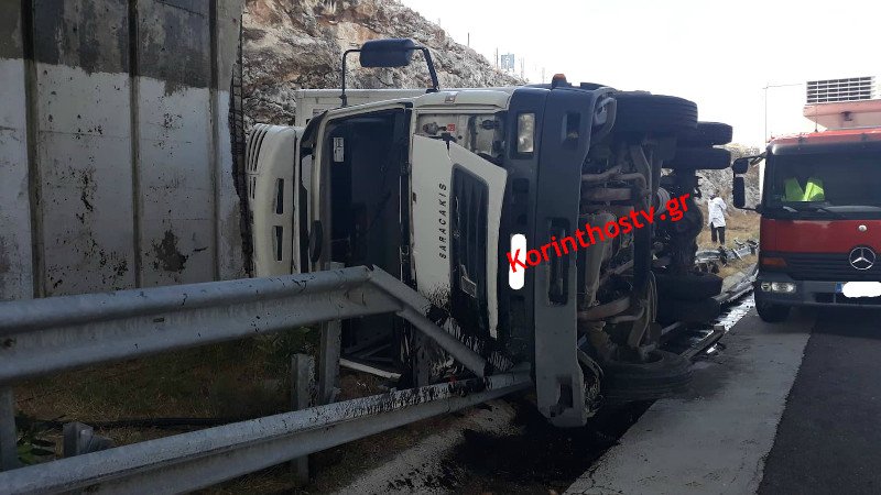 Το φορτηγό που ανετράπη