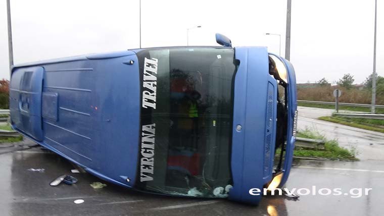 Το λεωφορείο που ανατράπηκε λίγο έξω από το Νησέλι