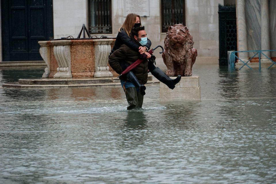 Ανδρας κουβαλά την σύντροφό του λόγω πλημμύρας