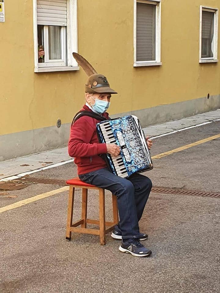 Viral έγινε ο 81χρονος Στέφανο Μποζίνι