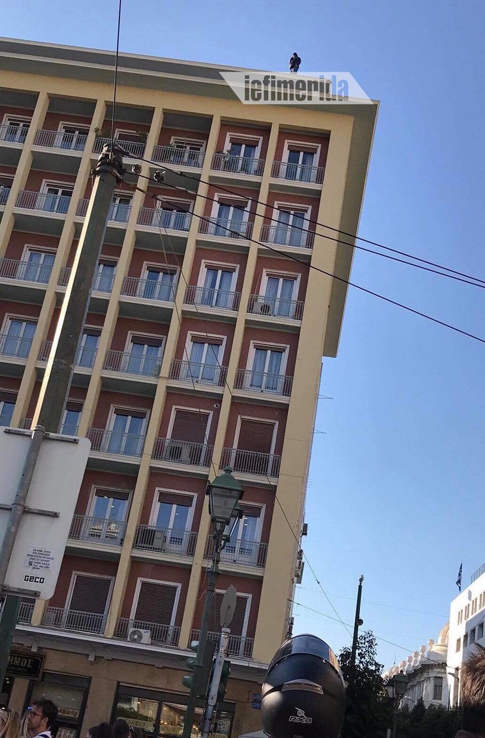 Συμβασιούχος απειλεί να πέσει από τον 8ο όροφο του υπουργείου Εσωτερικών