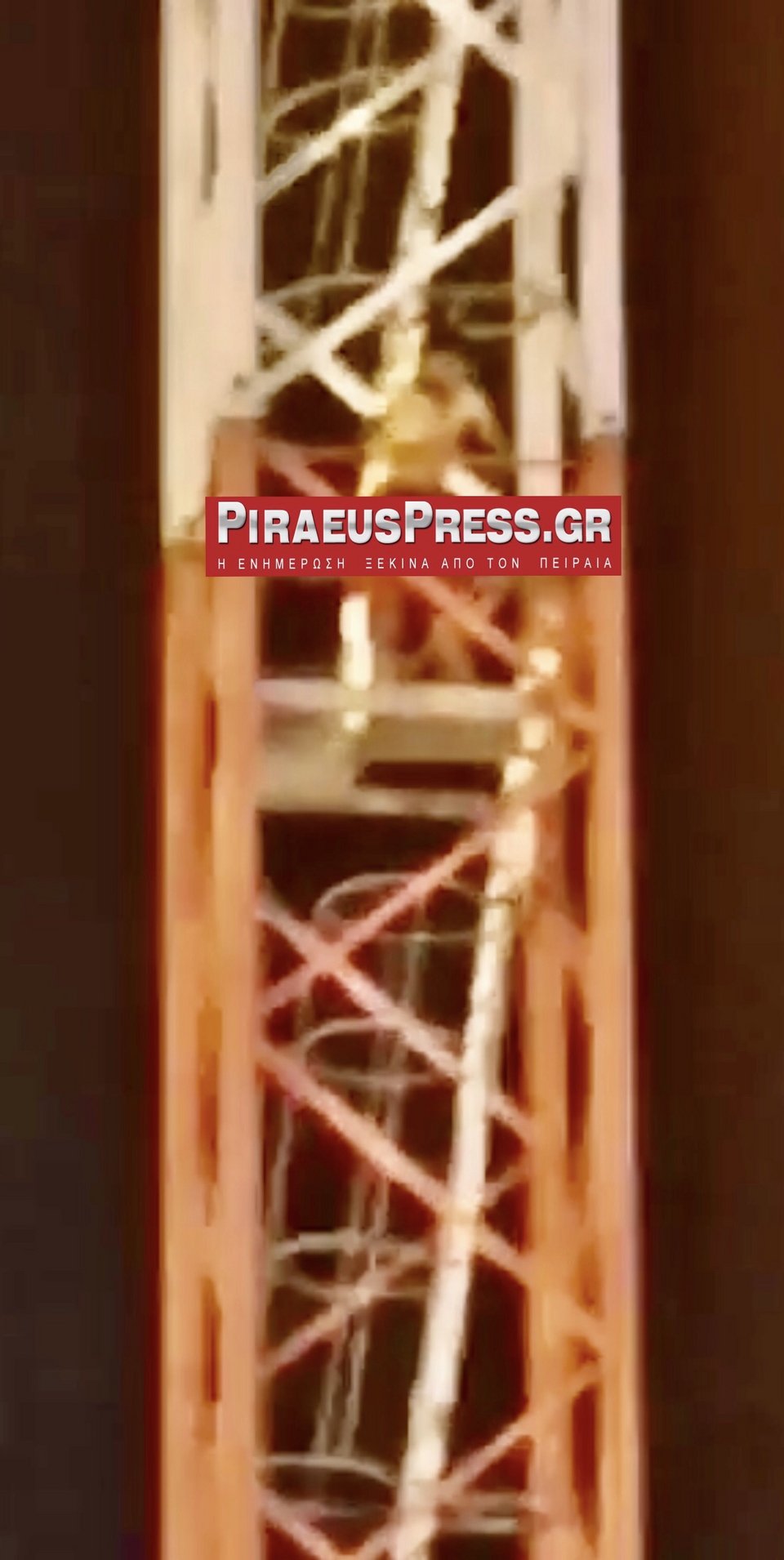Ο άνδρας πάνω στο γερανό στο εργοτάξιο του μετρό στον Πειραιά