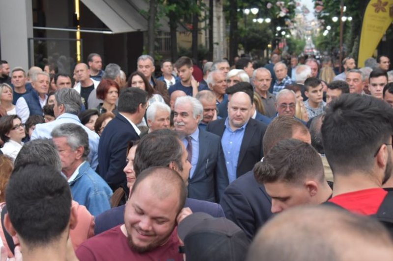 Ο Αριστείδης Ανδρικόπουλος, χαμογελαστός, ανάμεσα στο πλήθος που είχε σπεύσει για να παρακολουθήσει την ομιλία Τσίπρα στο Αγρίνιο