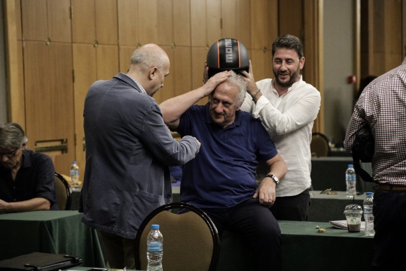 Ο Νίκος Ανδρουλάκης φοράει το κράνος στον Κώστα Σκανδαλίδη -Φωτογραφία: EUROKINISSI/ΓΙΑΝΝΗΣ ΠΑΝΑΓΟΠΟΥΛΟΣ