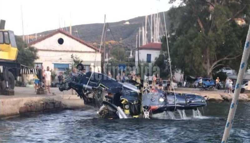 Το ελικόπτερο βγαίνει από το νερό στη θαλάσσια περιοχή μεταξύ Γαλατά και Πόρου
