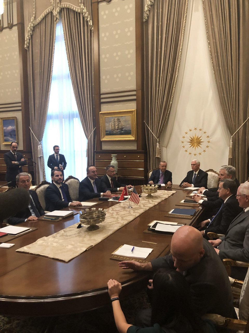 Παγωμένα πρόσωπα και στην σύσκεψη Ερντογάν-Πενς