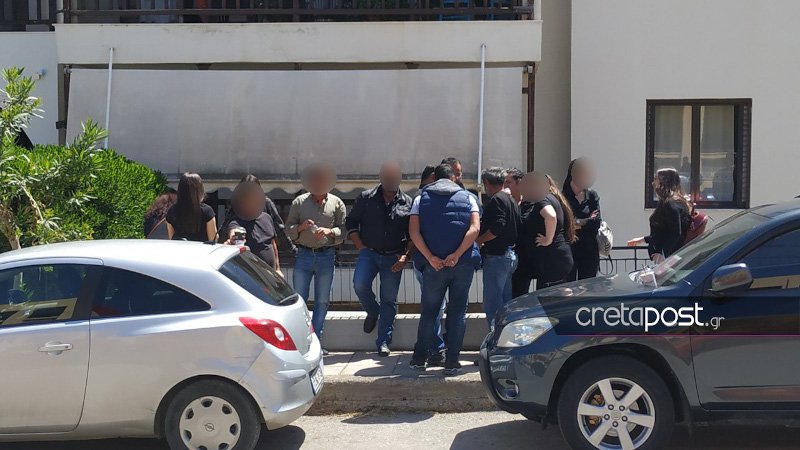 Συγγενείς κατηγορούμενου για φονικό στα Ανώγεια έξω από δικαστικό μέγαρο