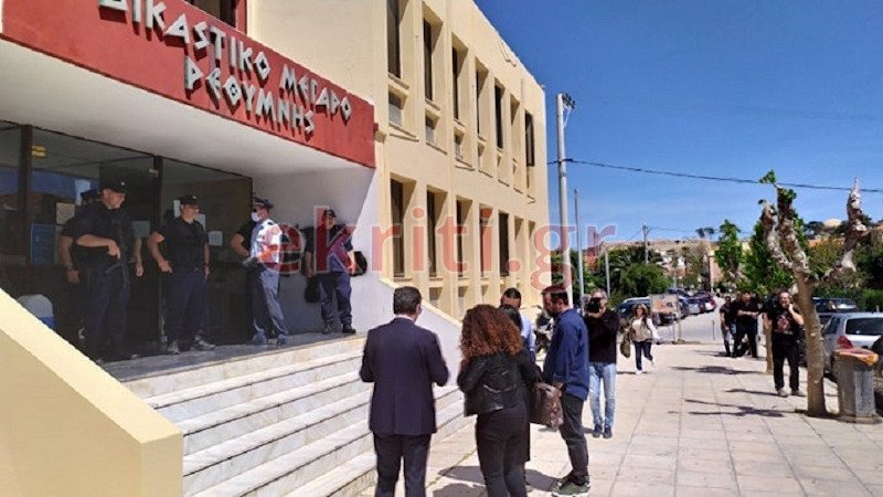 Συγγενείς κατηγορούμενου για φονικό στα Ανώγεια έξω από δικαστικό μέγαρο
