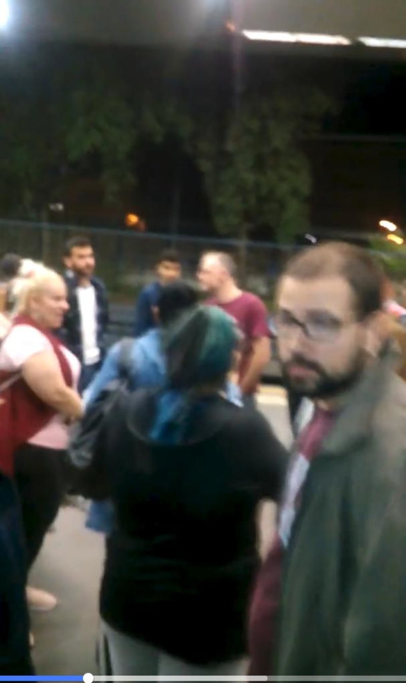 Οι επιβάτες βγαίνουν εκτός του βαγονιού για να διαμαρτυρηθούν