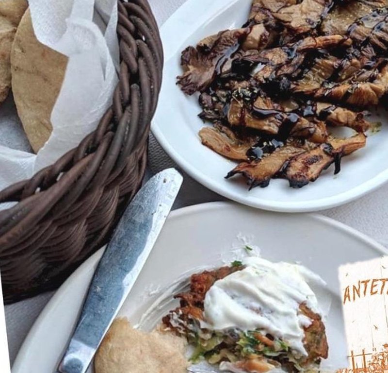 Ψητά μανιτάρια και κολοκυθοκεφτέδες