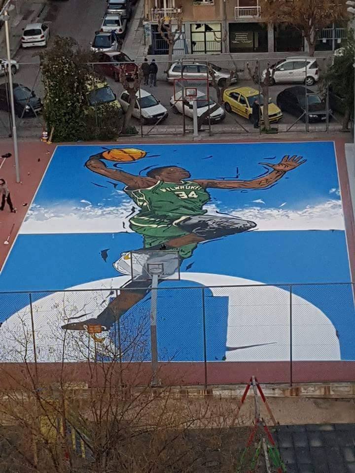 Γήπεδο στα Σεπόλια με Αντετοκούνμπο γκράφιτι
