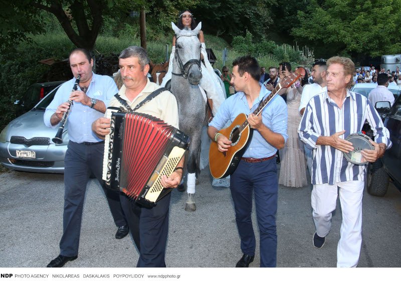 Υπό τους ήχους παραδοσιακής μουσικής, έφτασε στην εκκλησία η δημοσιογράφος
