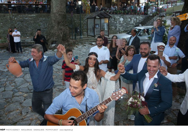 Τηρώντας τα έθιμα, η Ανθή Βούλγαρη και ο αγαπημένος της παντρεύτηκαν χθες στον Κισσό Πηλίου