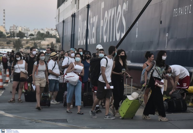 Κόσμος με μάσκα για τον κορωνοϊό σε πλοίο στον Πειραιά/ Φωτογραφία: INTIME NEWS