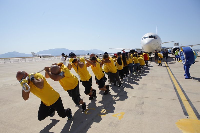 Ανθρωποι τραβάνε Boeing στο αεροδρόμιο «Ελ. Βενιζέλος»