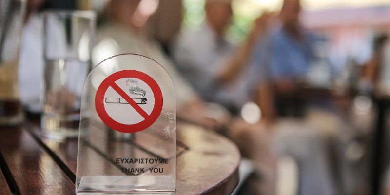 Πάγια θέση των επιχειρηματιών του κλάδου είναι ο διαχωρισμός των καταστημάτων σε καπνιζόντων και μη καπνιζόντων / Φωτογραφία: INTIME NEWS