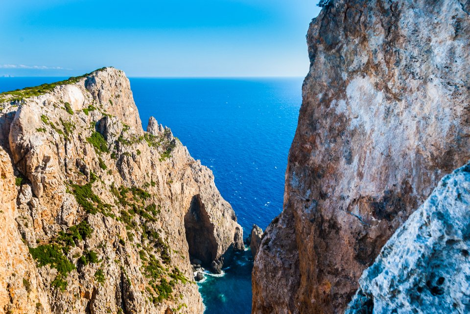 Οι βραχώδεις ακτές των Αντικυθήρων