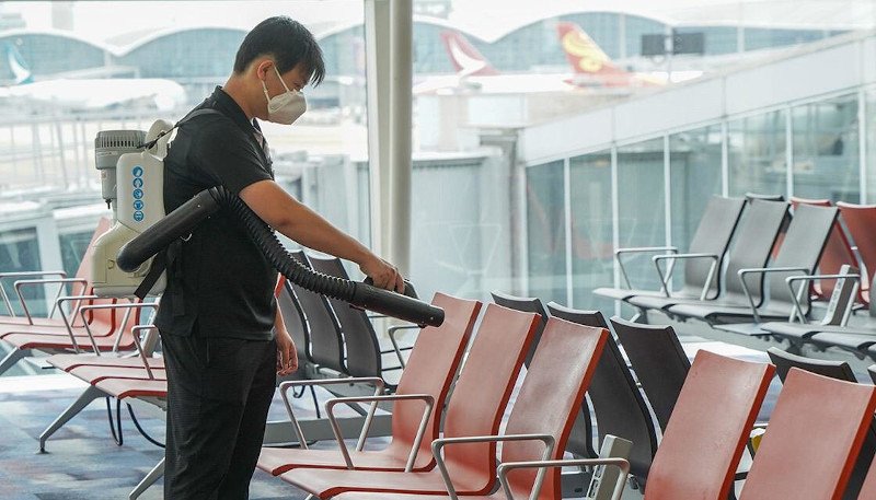 Ψεκασμός στα καθίσματα αεροδρομίου