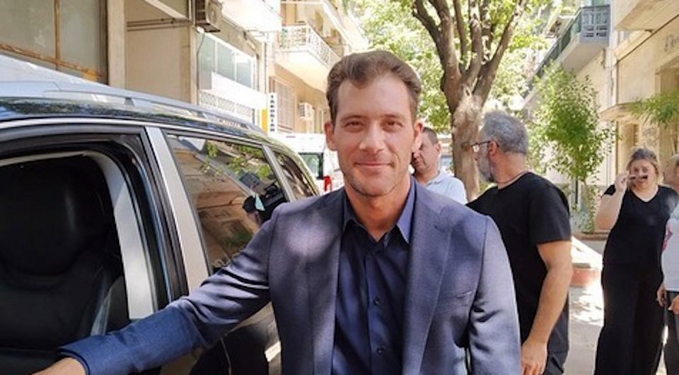 Ο Αντίνοος Αλμπάνης στα γυρίσματα της σειράς «Ήλιος» του ΑΝΤ1