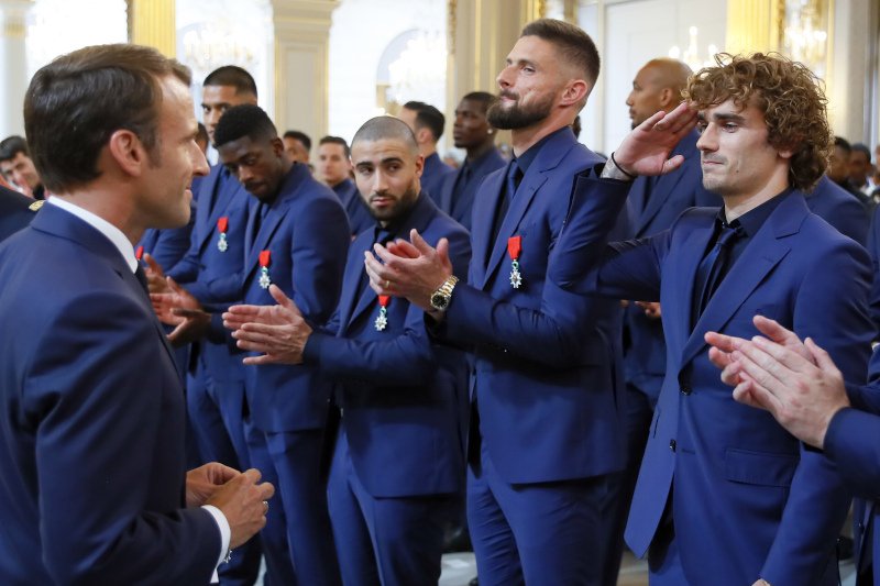 Ο Αντουάν Γκριεζμάν χαιρετά στρατιωτικά τον Εμανουέλ Μακρόν, δίπλα στους συμπαίκτες του