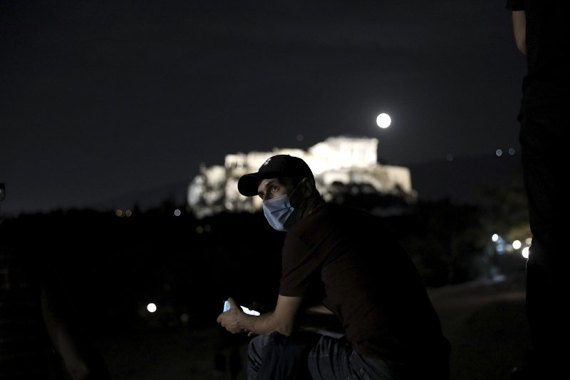 Κόσμος συγκεντρώθηκε να απολαύσει την Πανσέληνο