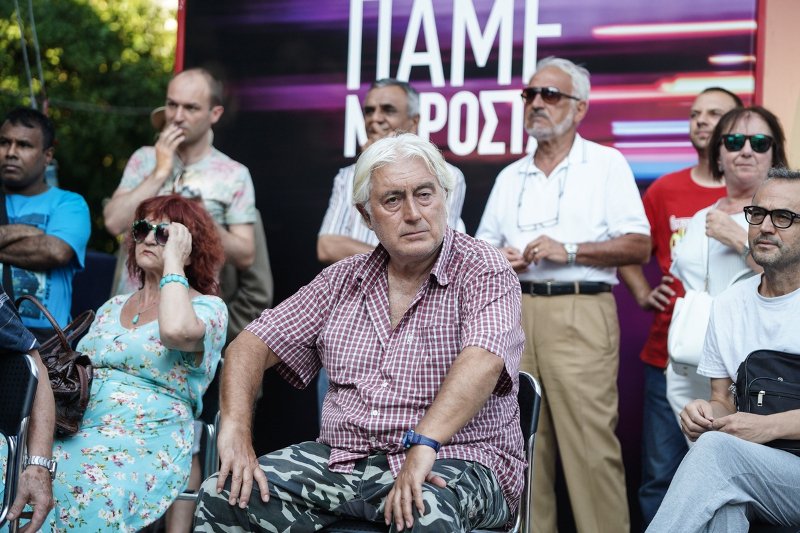 Αντρας με καρό πουκάμισο