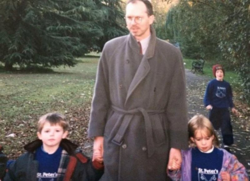 η  παλιά φωτογραφία με τον μπαμπά της Αννι να κρατά από τα χέρια την ίδια και τον αρραβωνιαστικό της όταν ήταν παιδιά