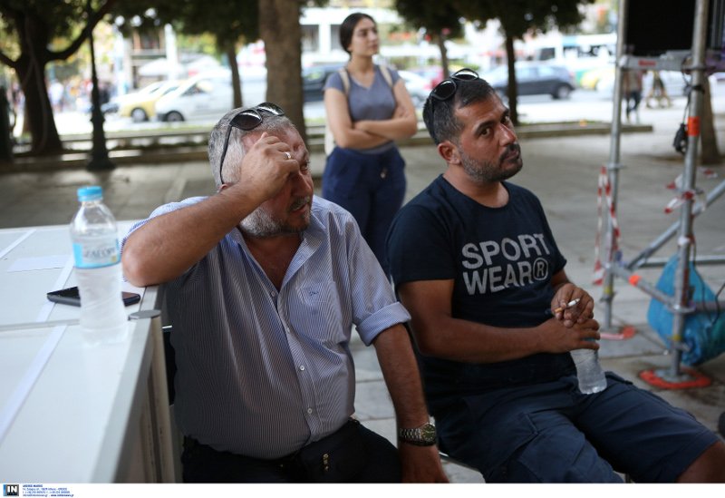 Δύο άντρες καθισμένοι