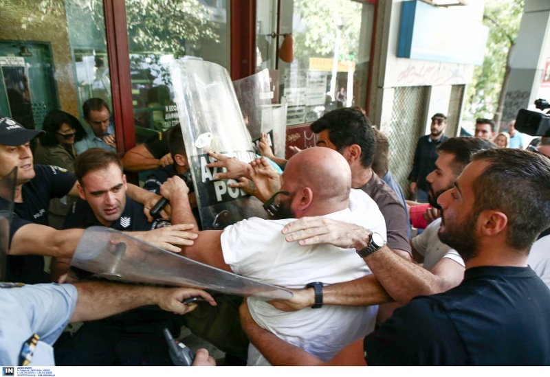 Καβγάς μεταξύ μελών του ΠΑΜΕ και αστυνομικών