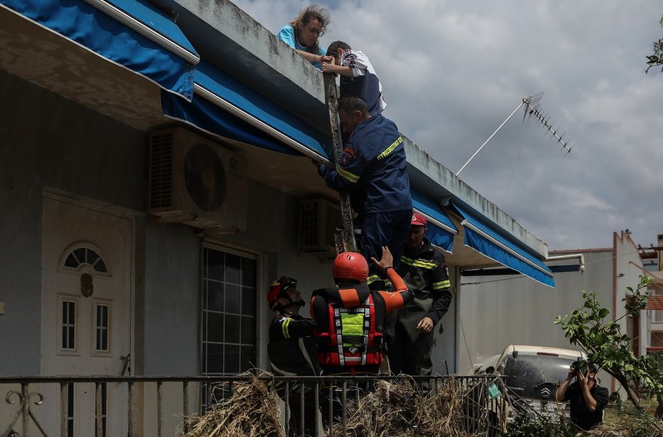 Διάσωση πολιτών από ταράτσα στην Εύβοια