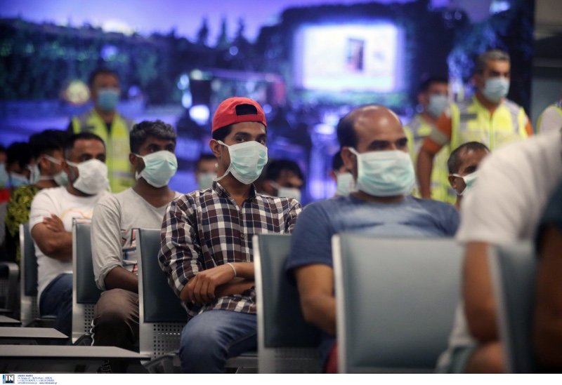 Υπήκοοι του Πακιστάν περιμένουν την πτήση τους / Φωτογραφία: INTIME NEWS