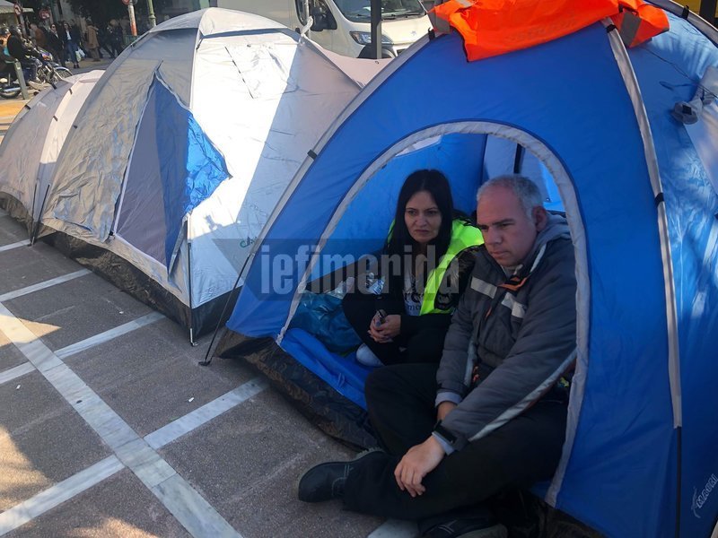 Απεργοί πείνας μέσα στις σκηνές τους