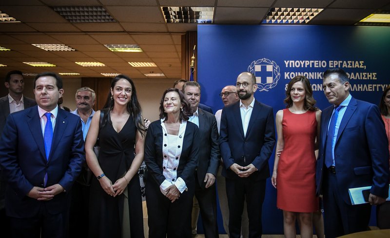 Νότης Μηταράκης, Δόμνα Μιχαηλίδου, Θεανώ Φωτίου, Κώστας Μπάρκας, Εφη Αχτσιόγλου, Γιάννης Βρούτσης