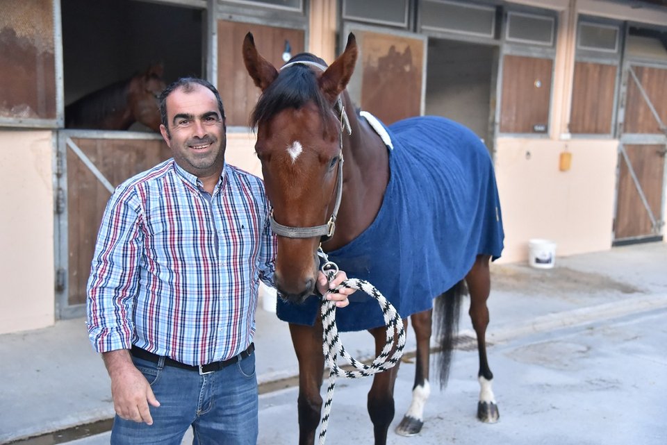 Ο προπονητής Χρήστος Κουβαράς με τον ίππο ΑΠΛΗΚΤΟΝ